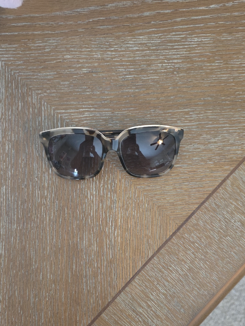 Loewe Tortoiseshell Square Sunglasses with Dark Lenses - Picture 7 of 7